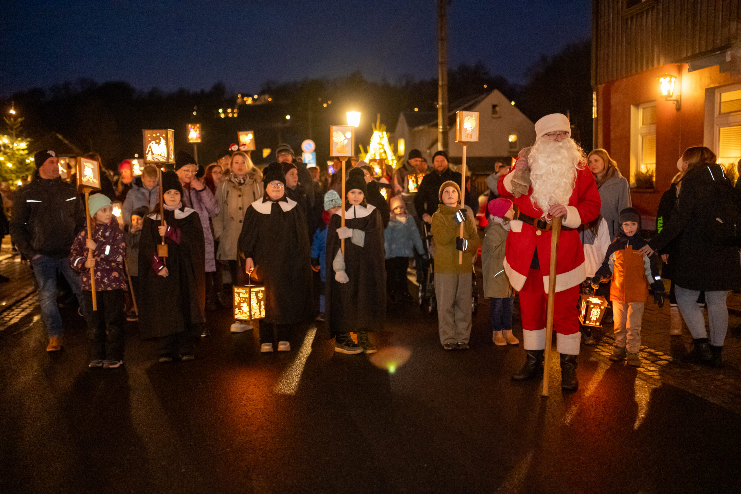 Laternenumzug mit dem Weihnachtsmann